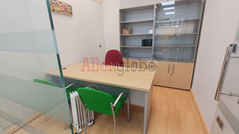 Foto 57e06250-9b1b-4ebf-9bde-94a6efb025fd. Local comercial bajo muy centrico !!! instalado en Mieres