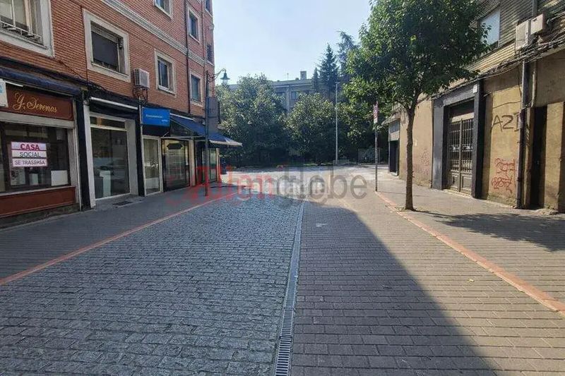 Foto 57e88a69-8457-4103-ba90-eb3f5a1a33f7. Local comercial bajo muy centrico !!! instalado en Mieres