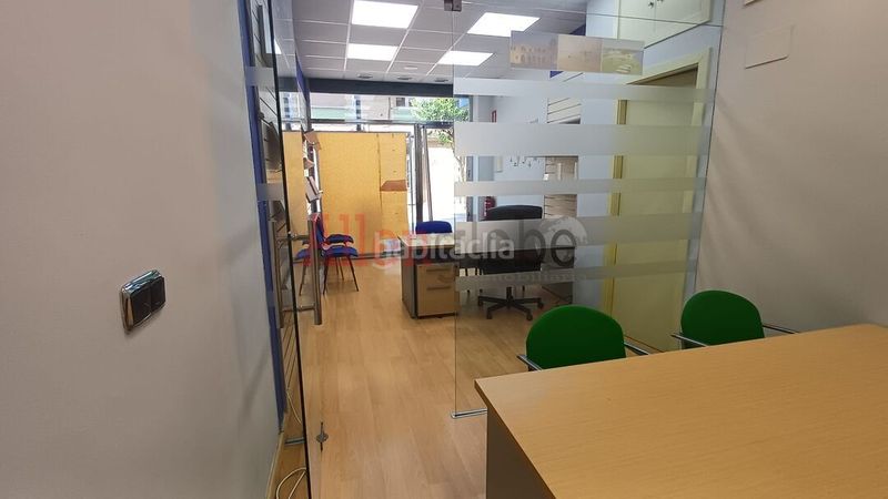 Foto 73d8e65b-0504-42bd-ab9e-1b2ea46ed10e. Local comercial bajo muy centrico !!! instalado en Mieres