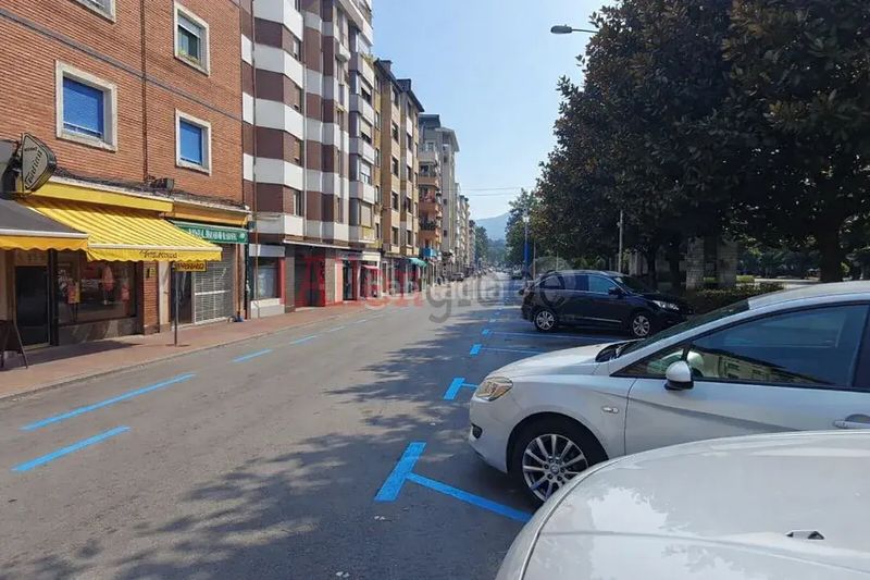 Foto a701b947-4ba4-4afb-b6b2-38d424a4023f. Local comercial bajo muy centrico !!! instalado en Mieres