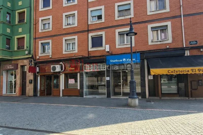 Foto e1ba8e4f-8067-4feb-8122-1a472257e44a. Local comercial bajo muy centrico !!! instalado en Mieres