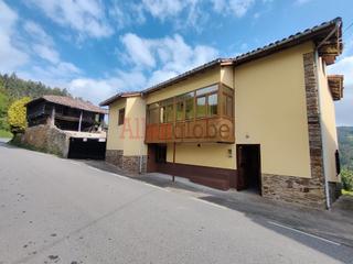 Haus  Escoredo. Venta de conjunto rural en pravia