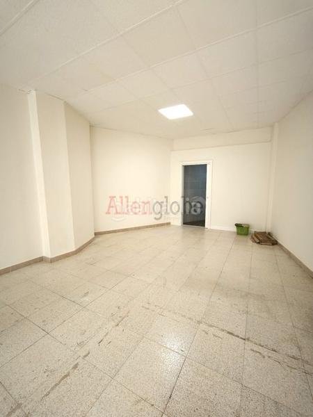 Foto ac11d0aa-d182-4b34-bda3-1b73d7370da1. Alquiler local comercial alquiler de local instalado en esquina con gran visibilidad en Oviedo