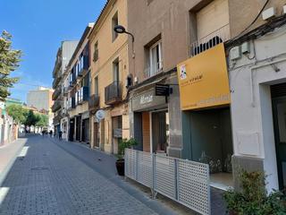 Lloguer Local Comercial a Carrer rafael de casanova 15. Gran terraza de 200 m2 aprox
