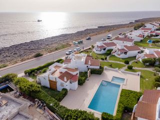 Rent Chalet in Cala d´En Bosch-Serpentona. Casa primera línea del mar en cap artrutx