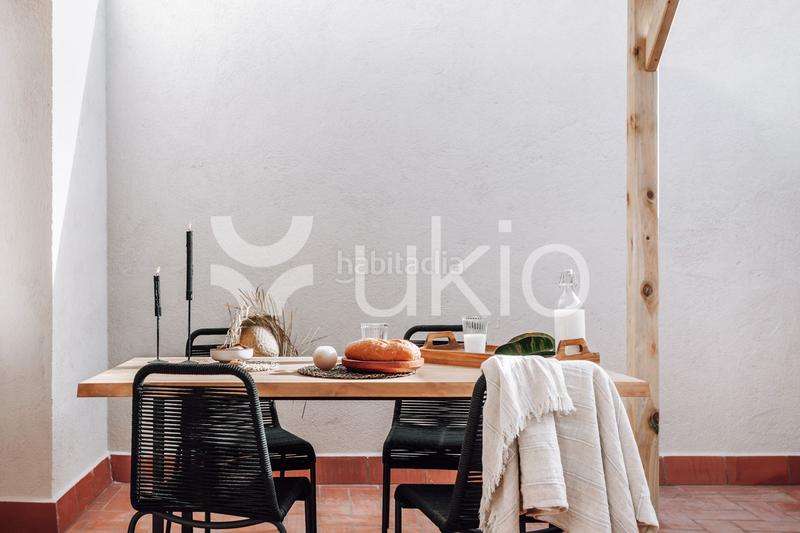 Foto a013e61c-bac3-4703-aa52-f6798c7d08f0. Alquiler ático apartamento de 1 dormitorio con terraza en eixample esquerra en Barcelona