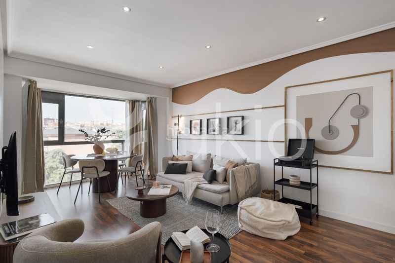 Alquiler Apartamento  Calle de roberto domingo. Apartamento de 2 dormitorios con piscina en guindalera
