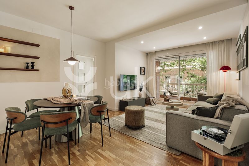 Alquiler Apartamento  Carrer de villarroel. Apartamento de 4 habitaciones con balcon y patio en la nova esqu