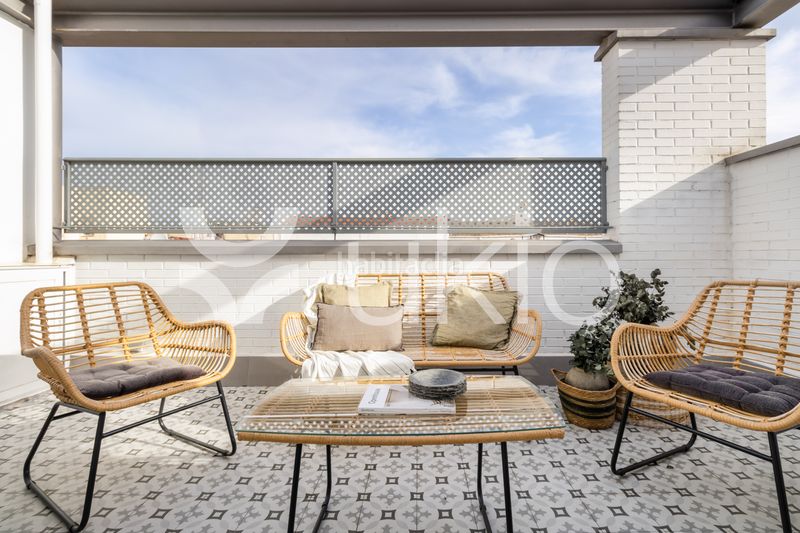 Alquiler Apartamento  Calle de málaga. Apartamento de 2 dormitorios con terraza en almagro