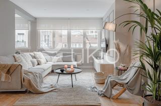 Miete Appartement  Calle de rafael calvo. Apartamento de 3 dormitorios con plaza de garaje en almagro