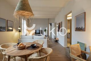 Alquiler Apartamento  Carrer del comte borrell. Apartamento de 2 dormitorios con balcón en el eixample