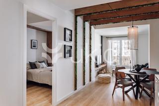 Rent Apartment  Carrer del consell de cent. Apartamento de 2 dormitorios con balcón en eixample esquerra