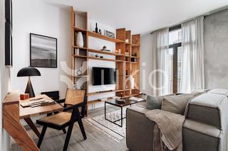 Rent Apartment  Carrer de nàpols. Piso de 2 dormitorios con balcón en sagrada família