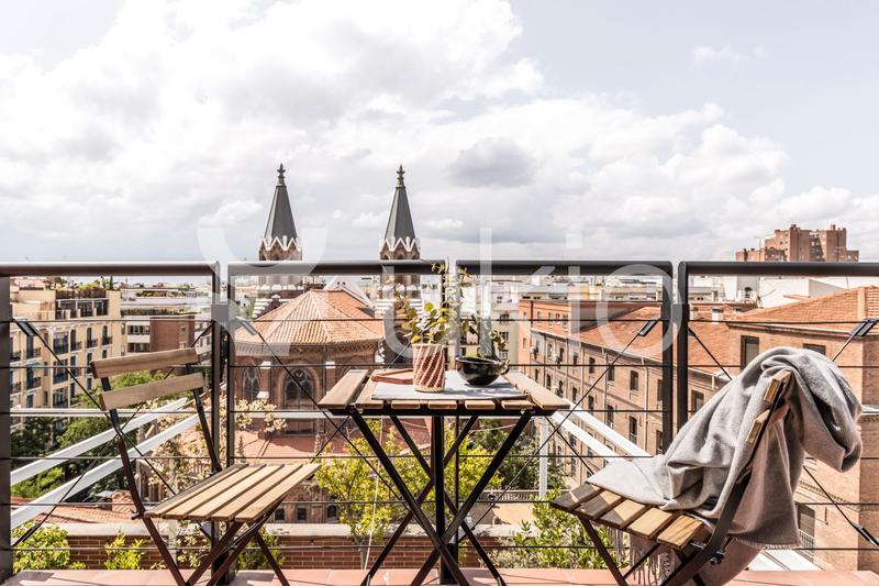 Foto 1e23ca8c-291f-40b1-a732-f7dd143e4824. Alquiler dúplex  de 3 dormitorios con terraza en Almagro en Madrid