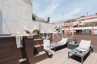 Affitto Piccolo appartamento  Carrer de casanova. Apartamento de 2 dormitorios con terraza y piscina compartida en