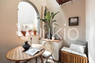 Rent Apartment  Carrer del rosselló. Apartamento de 2 dormitorios y balcón en sagrada familia