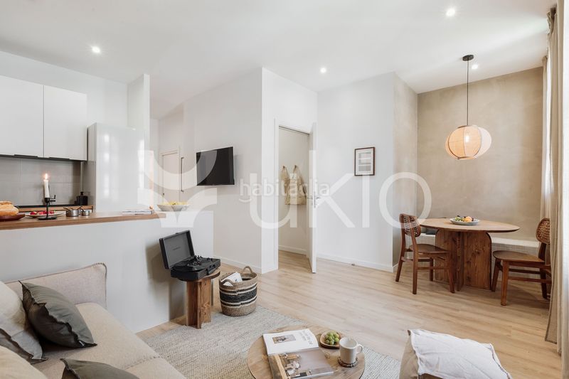 Foto 5dcb7666-b755-4e5f-a3d9-ddc6660fb50a. Rent penthouse with heating in Sant Antoni Barcelona