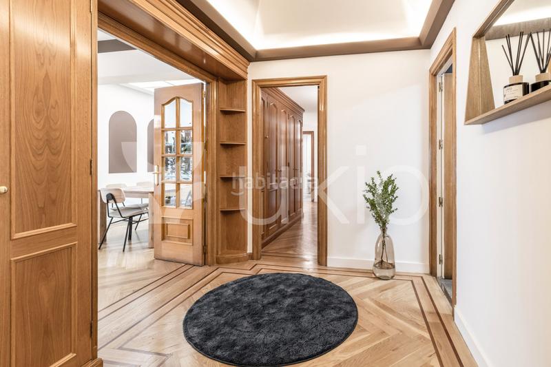 Foto b77dff99-f47e-4c7a-a050-a5cf3785fb51. Alquiler apartamento  de 4 dormitorios y oficina en azca en Madrid