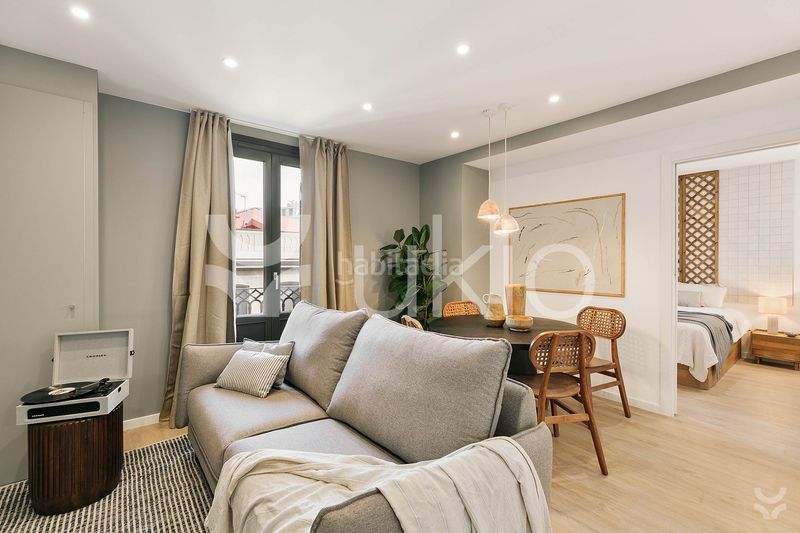 Alquiler Apartamento  Carrer de les jonqueres. Apartamento de 2 habitaciones con terraza en ciutat vella