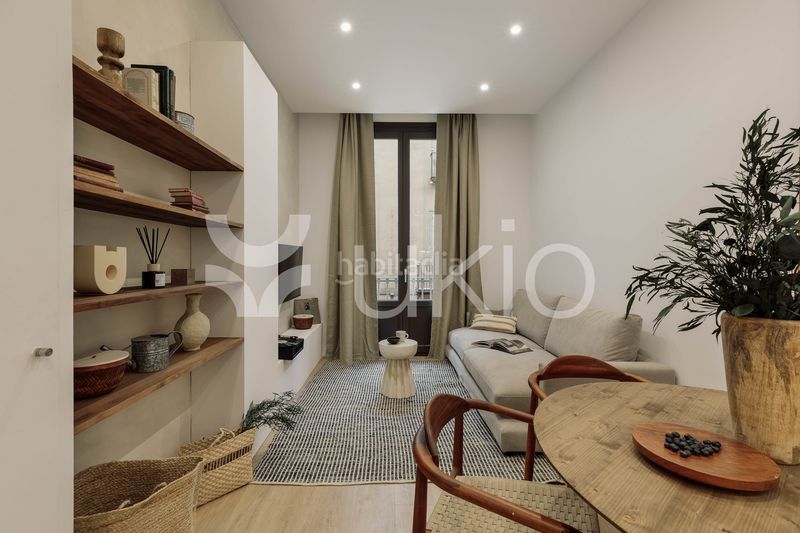 Alquiler Apartamento  Carrer de les jonqueres. Apartamento de 2 dormitorios con balcón y terraza en ciutat vell