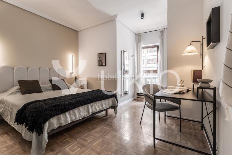 Foto abf3c961-dc95-49e9-a21d-89a3b2232700. Alquiler apartamento ático de 3 dormitorios con balcón en azca en Madrid