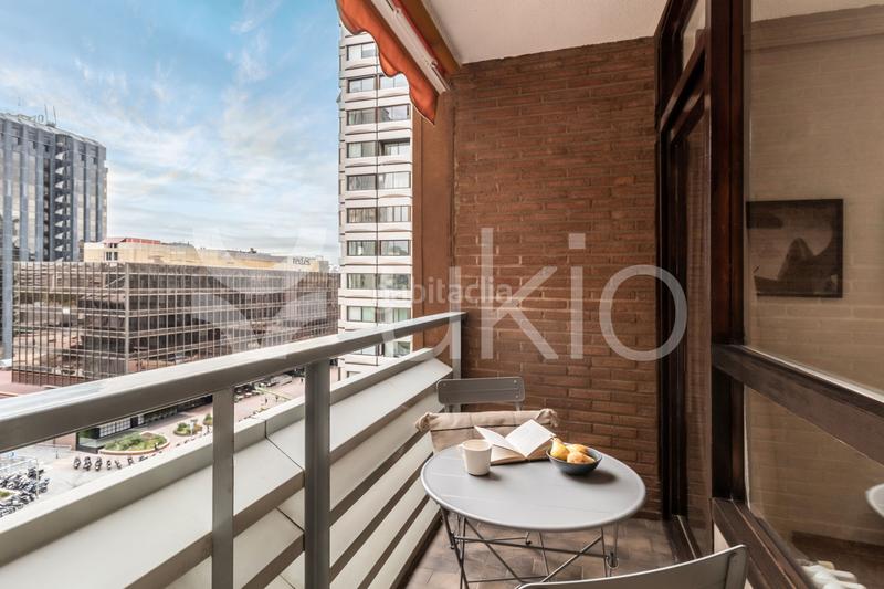 Foto adcac688-432f-4427-b793-c74c952ab406. Alquiler apartamento ático de 3 dormitorios con balcón en azca en Madrid