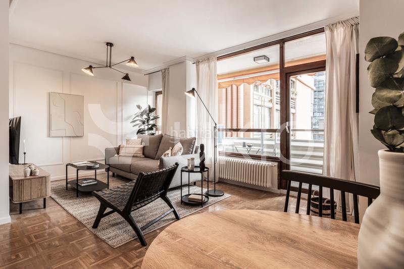 Foto d5c12365-1647-4ddd-bbbc-1509f0a65876. Alquiler apartamento ático de 3 dormitorios con balcón en azca en Madrid