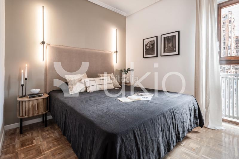 Foto d6d7e0a2-b67c-42e5-ad93-d8689bbe89e6. Alquiler apartamento ático de 3 dormitorios con balcón en azca en Madrid