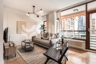 Rent Apartment  Calle de orense. Ático de 3 dormitorios con balcón en azca