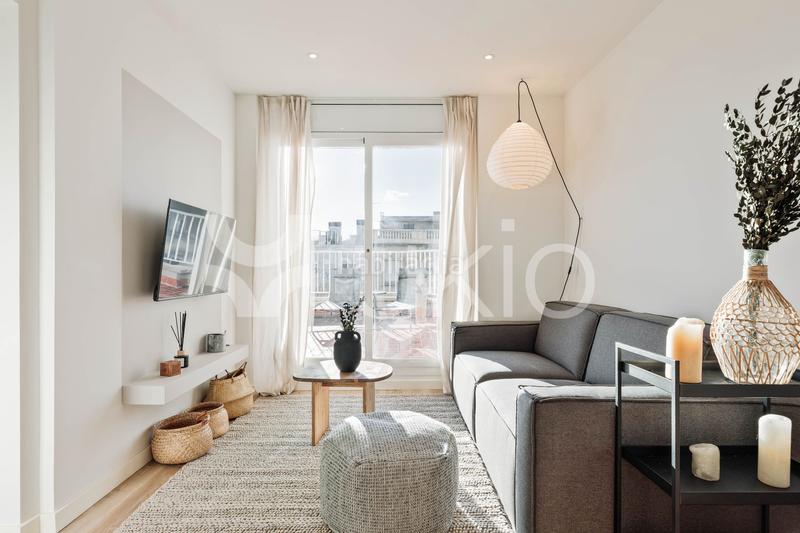 Foto edb2a4e3-fbf9-40c2-9f14-6bf5599218e8. Alquiler ático  de 1 habitación con oficina y terraza en sant gervasi en Barcelona