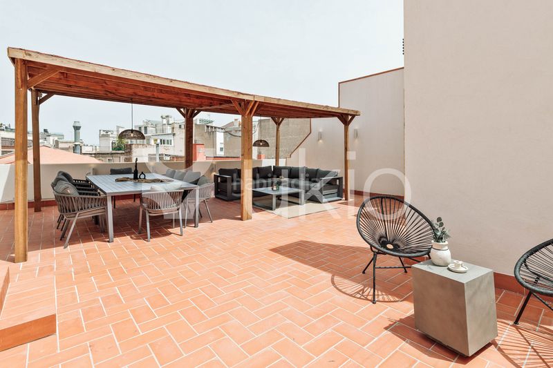 Alquiler Ático  Carrer de les jonqueres. Ático de 2 dormitorios y terraza en ciutat vella
