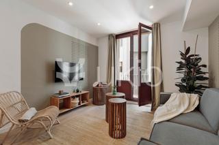 Rent Apartment  Carrer de les jonqueres. Apartamento de 3 dormitorios con balcón y terraza en ciutat vell
