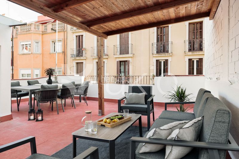 Alquiler Apartamento Carrer d'escipió. Apartamento dúplex de 3 dormitorios con terraza y oficina en san