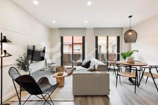 Affitto Piccolo appartamento  Carrer de morales. Apartamento de 2 dormitorios con terraza y piscina en les corts