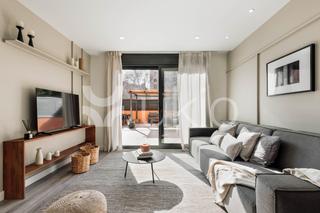 Miete Appartement  Carrer de morales. Apartamento de 3 dormitorios con terraza en les corts