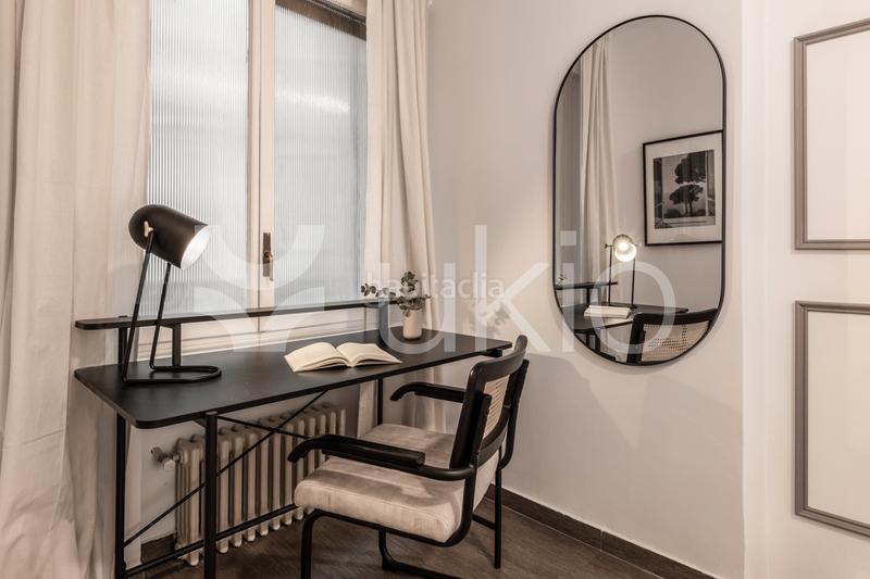 Foto b70673b7-42f7-45f0-92dd-f27415976ce2. Alquiler apartamento  de 3 dormitorios con terraza en Almagro en Madrid