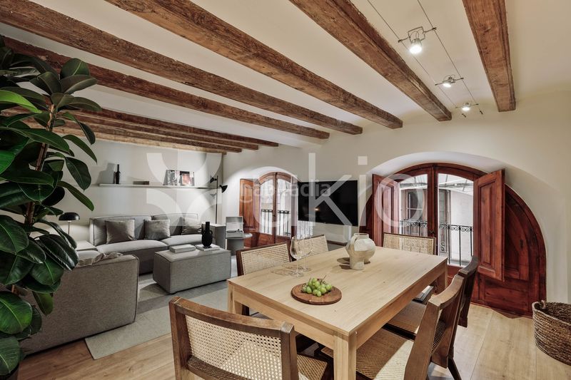 Alquiler Apartamento  Carrer dels flassaders. Apartamento de 3 habitaciones con terraza y oficina el born