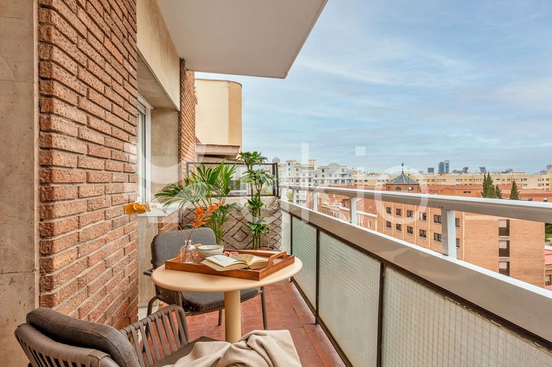 Alquiler Apartamento  Calle de santa engracia. Apartamento de 3 dormitorios con terraza y oficina en chamberí