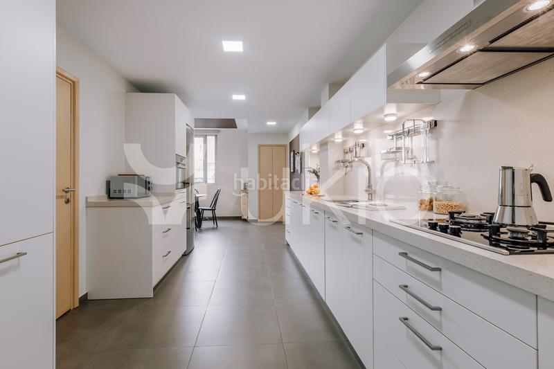 Foto 30c50056-7c9d-4afd-b7ee-860b0ddd3170. Alquiler apartamento  de 3 habitaciones con terraza en almagro en Madrid