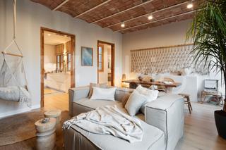 Alquiler Apartamento  Carrer de pau claris. Apartamento de 3 habitaciones con balcón en eixample