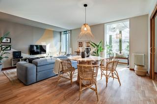Alquiler Apartamento  Ronda de la universitat. Apartamento de 3 dormitorios con balcón en el eixample