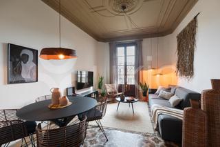 Alquiler Apartamento  Carrer de villarroel. Apartamento de 3 dormitorios con balcón en el eixample