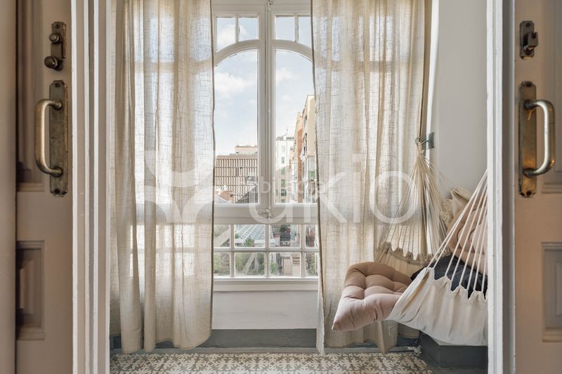 Foto b5aa9e51-34fd-48c6-a66b-acf14682c011. Alquiler apartamento  de 5 habitaciones con balcon en la dreta de l'eixample en Barcelona