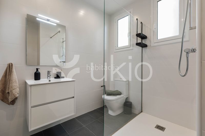 Foto f328af85-0c3b-4c24-9685-893a930201ad. Alquiler apartamento  de 5 habitaciones con balcon en la dreta de l'eixample en Barcelona