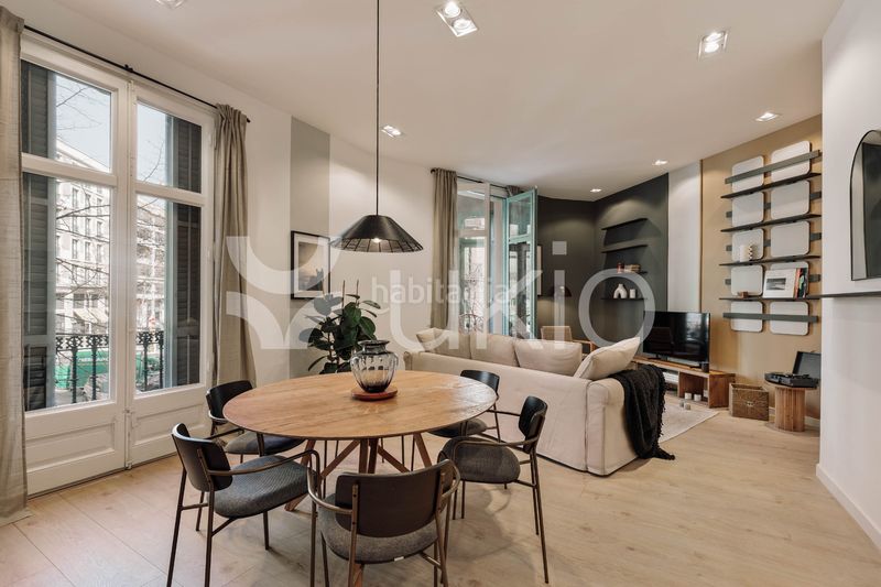 Alquiler Apartamento  Carrer de pau claris. Apartamento de 3 habitaciones con terraza en la dreta de l'eixam