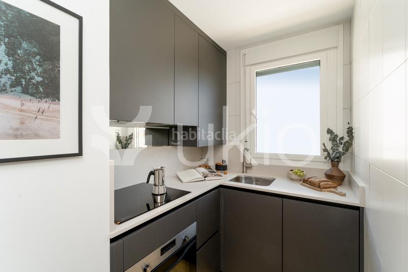 Foto b6bc9b52-2f30-4d16-8469-eda56f0e6057. Alquiler apartamento  de 1 habitación con piscina en almagro en Madrid