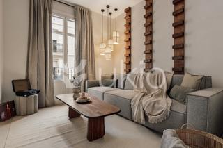 Rent Apartment  Carrer de grases. Apartamento de 3 habitaciones con balcon en sants