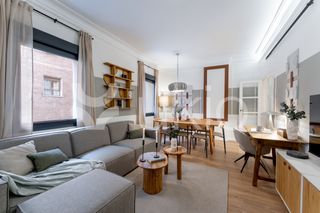 Lloguer Apartament  Paseo de la reina cristina. Apartamento de 4 habitaciones en jer�nimos