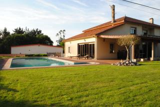 Maison à Oroso. Casa con terreno y piscina a pocos kilometros de santiago.