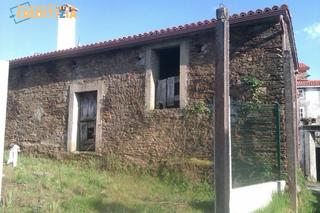 Casa a Vila de Cruces. Casa  de piedra con finca y horreo